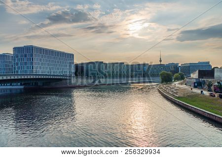 Berlin, Germany - August 18, 2018: Spree River Near Spreebogen Park At Sunrise In Berlin, Germany.