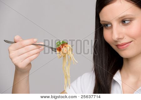 Italienische Küche - Porträt von gesunde Frau Essen Spaghetti mit sauce
