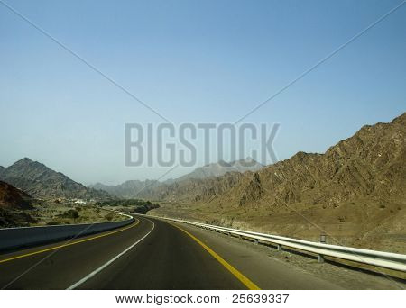 Uma estrada montanhosa em Fujairah, Emirados Árabes Unidos.
