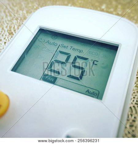 Display Of An Air Conditioner Remote Control With The Temperature Set At 25 Degrees