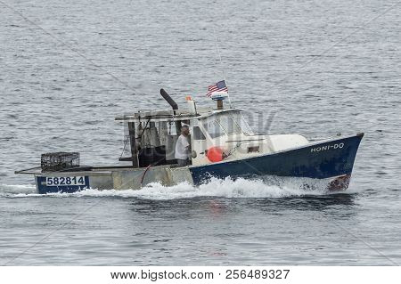 New Bedford, Massachusetts, Usa - September 3, 2018: Lobster Boat Honi-do Returning To New Bedford