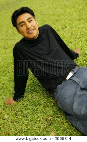 Man zit op gras