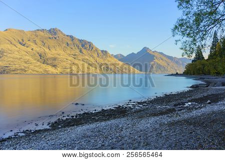 Beautiful And Peaceful Scenery Of Lake Wakatipu In The Morning In Autumn , Queenstown , South Island