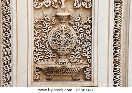 Intrincada arquitectura musulmana en las tumbas de paigah en hyderabad, India