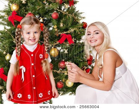 Mor med en datter pynte juletræ. Isoleret.