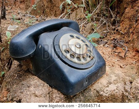 Nova Lima, Brazil - August 25, 2018: Collection Of Old Things Used And Without Restoration In Arts M
