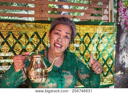 Moscow, Park On Krasnaya Presnya, August 05, 2018: An Elderly Woman From Indonesia In A Green Dress 