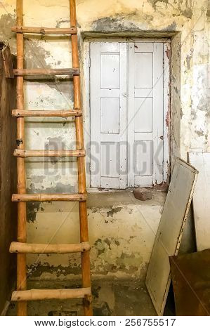 An Ancient Door Of An Old House In Gujrat