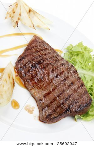 肉料理: ステーキ骨なし分離料理 ov にグリーン レタス サラダ ロースト オニオンと