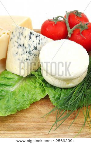 taze yaşlı Fransız peynir eti büyük kesme tahtası domates zeytin yağı, çavdar breadm ve yeşil c üzerinde