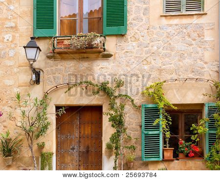 Средневековая Valldemosa традиционных улиц деревня Майорки от Испании Балеарские