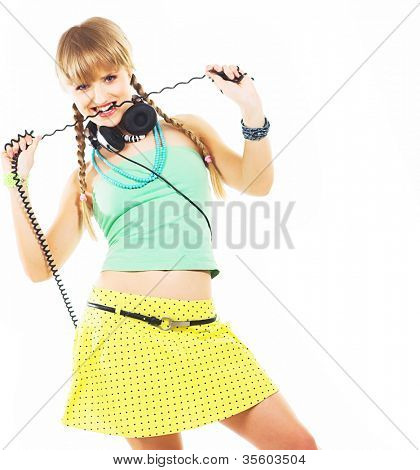 Atraktivní dívka DJ iwith sluchátka