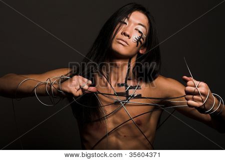 mand med stål wire