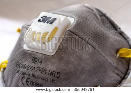 A Carbon Respirator Face Mask Ffp1 Category 3m