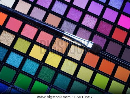  sombras de ojos multicoloras con cepillo de cosméticos