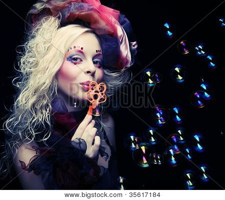 mannequin avec des bulles de savon gonflant maquillage créatif. Poupée style.