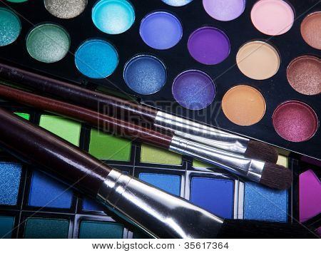  sombras de ojos multicoloras con cepillo de cosméticos