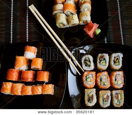 Japanische Sushi und Rollen