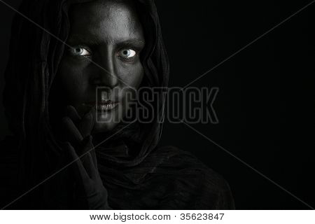 kunst foto van een mooie vrouw met zwart gezicht