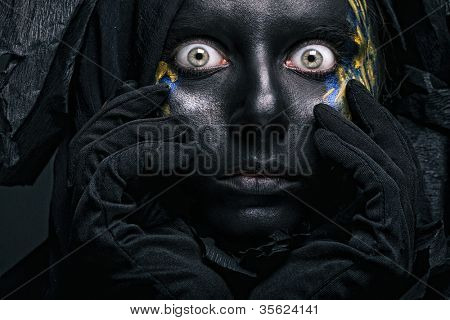 kunst foto van een mooie vrouw met zwart gezicht
