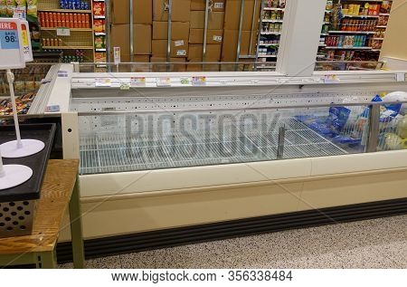 Orlando, Fl/usa-3/14//20: Empty Chicken Display Shelves At A Publix Grocery Store Due To The People 