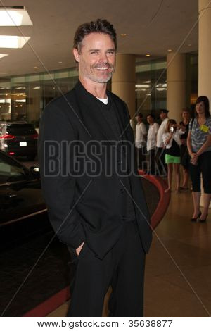 LOS ANGELES - 2 aug: Dylan Neal มาที่ 2012 ทัวร์กด TCA ช่องของจุดเด่นที่ Beverly Hilt