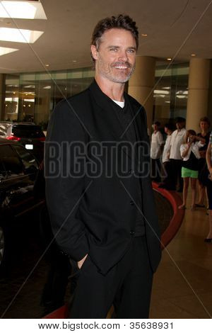 LOS ANGELES - 2 aug: Dylan Neal มาที่ 2012 ทัวร์กด TCA ช่องของจุดเด่นที่ Beverly Hilt