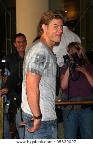 LOS ANGELES - 2 AUG: Trevor Donovan aankomt op het Hallmark Channel TCA Press Tour 2012 op Beverly 
