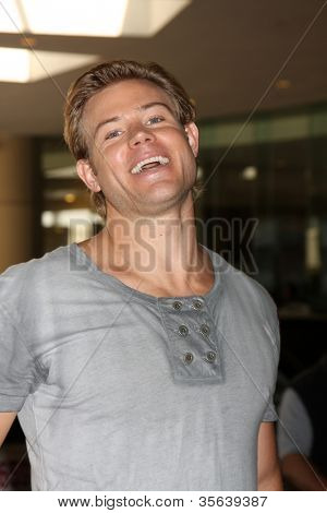 LOS ANGELES - 2 AUG: Trevor Donovan aankomt op het Hallmark Channel TCA Press Tour 2012 op Beverly 