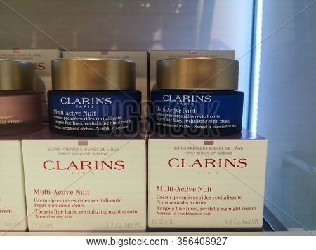 Night Face Cream Clarins Multi-active Nuit In Perfume And Cosmetics Store On February 25, 2020 In Ru