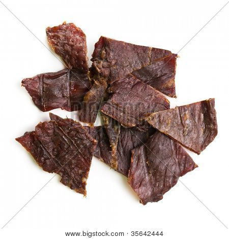 Beef jerky su sfondo bianco