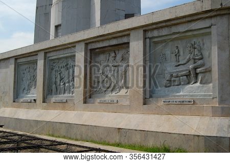 Quezon City, Ph-oct 4: Quezon Memorial Circle Shrine Art Sculpture On October 4, 2015 In Quezon City
