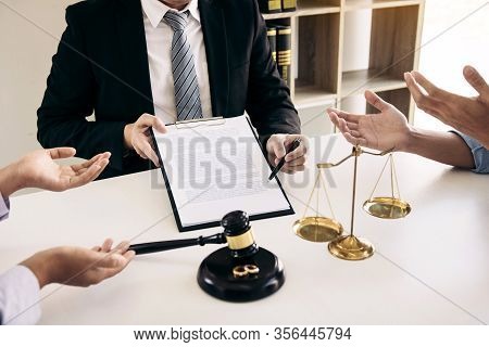 Couples Are Arguing In A Poignant Mood In The Divorce Process While The Lawyer Is Explaining The Law
