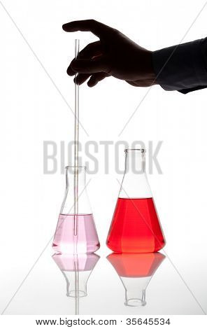 zwei Glas Erlenmeyerkolben mit roten farbigen chemische Reagens, isoliert