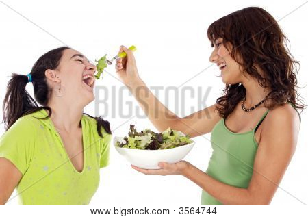 Bir salata ile iki güzel kız