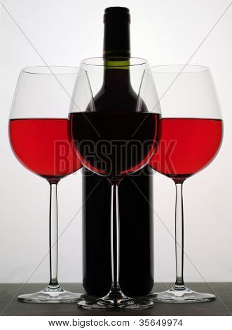 Butelka czerwonego wina i okulary z winem.