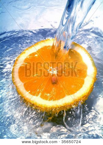 Saltar al agua con un chorrito de naranja fresca