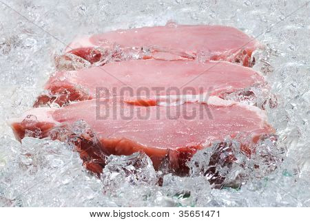 carne di maiale fresca a bordo pronta per cucinare il deposito di ghiaccio