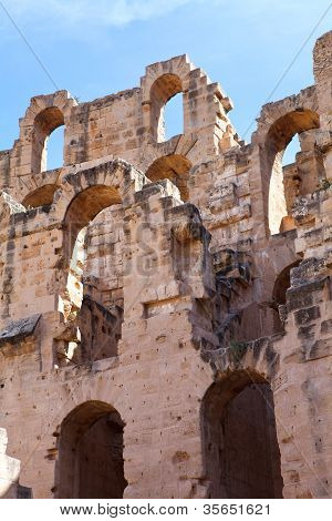 Zbourány staré stěny a oblouky ruin v tuniské amfiteátr v El Djem, Tunisko