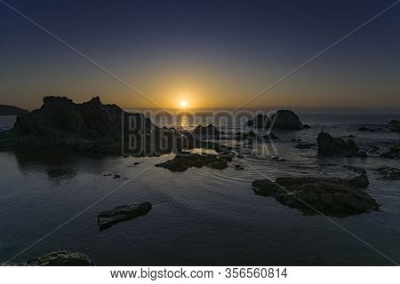 Salida Del Sol Desde Una Cala De Lloret De Mar