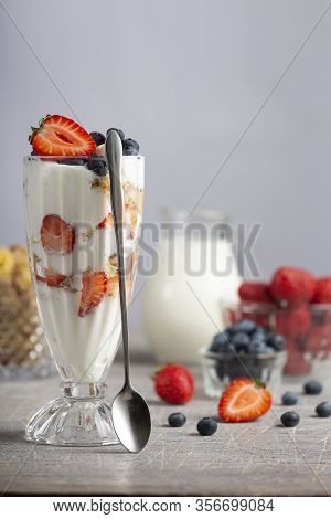 Cooking Cream Dessert With Strawberry And Blueberry