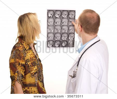 Maschio medico esaminando un paziente femminile