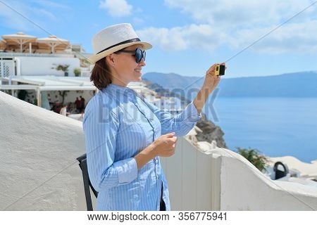 Woman Travel Vloger Traveling In Greek Village Of Oia On Santorini Island, Filming Aktion Camera Vid