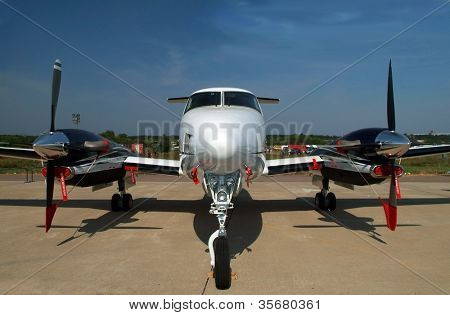 Avião girando na pista