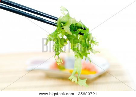 Sushi con le bacchette, con un fondo schiena