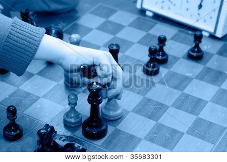 Piezas de ajedrez sobre una mesa durante el tiempo de juego