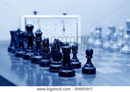 Piezas de ajedrez sobre una mesa durante el tiempo de juego