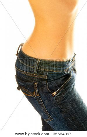 Mujer en jeans. Aislamiento en blanco