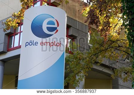 Bordeaux , Aquitaine / France - 11 07 2019 : Pole Emploi Sign Logo Outside A Government Agency Offic