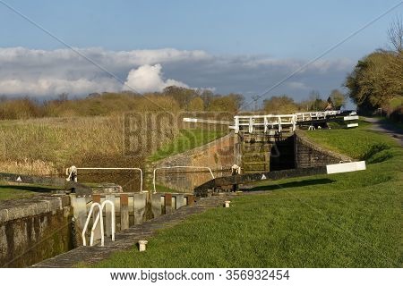 View Up Caen Hill Locks On The Kennet & Avon Canal, Devizes, Wiltshire, Uk